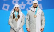 Der russische Curler Alexander Kruschelnizki mit seiner Teamkollegin Anastasia Bryzgalova. (© picture-alliance/dpa)
