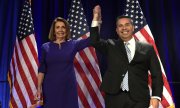 Die Fraktionsvorsitzende der Demokraten, Nancy Pelosi, und Wahlkampfchef Ben Ray Lujan auf einer Wahlparty. (© picture-alliance/dpa)