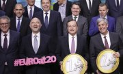 Le commissaire européen au Budget, Pierre Moscovici, et le président de la BCE, Mario Draghi, entourés des ministres des Finances des pays de la zone euro. (© picture-alliance/dpa)