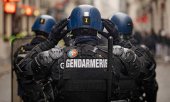 Police officers prepare for deployment at a yellow vest demonstration. (© picture-alliance/dpa)