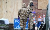 Soldiers decontaminating the house of ex-spy Skripal. (© picture-alliance/dpa)
