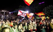 Vox supporters celebrate after the election in Madrid. (© picture-alliance/dpa)