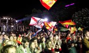 Vox-Anhänger feiern nach der Wahl in Madrid. (© picture-alliance/dpa)