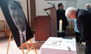Le président de la République allemande Frank-Walter Steinmeier rend hommage à Walter Lübcke. (© picture-alliance/dpa)