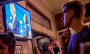 Viewers following the TV Democrats' debate at a bar in Washington. (© picture-alliance/dpa)