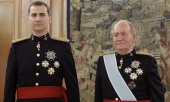 VI. Felipe ve Emerit Kral I. Juan Carlos, taht devir töreninde (2014). (© picture-alliance/dpa)