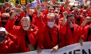 Nissan employees protesting in Madrid on 15 July 2020 after the carmaker announced it is axing thousands of jobs because of the coronavirus crisis. (© picture-alliance/dpa)