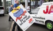 'Слишком много - это слишком много!' - агитационный плакат Швейцарской народной партии на тему предстоящего референдума. (© picture-alliance/dpa)