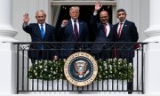 Israels Premier Netanjahu, US-Präsident Trump sowie die Außenminister Bahrains, Al-Sajani, und der VAE, bin Sajid (von links). (© picture-alliance/dpa)