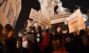 A demonstration against police brutality at the Place de la République, one day after the camp was cleared. (© picture-alliance/dpa/Julien Mattia)