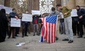 Manifestation contre Israël et les Etats-Unis devant le ministère des Affaires étrangères à Téhéran, juste après l'attentat, le 28 novembre. (© picture-alliance/dpa/Morteza Nikoubazl)