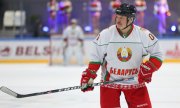 Belarusian president Lukashenko playing ice hockey in April 2020. (© picture-alliance/dpa/Andrei Pokumeiko)