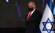 Benjamin Netanjahu vor seiner ersten Ansprache am Tag nach der Wahl. (© picture-alliance/Ariel Schalit)