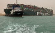 Die havarierte Ever Given im Suezkanal. Täglich werden Schätzungen zufolge Güter im Wert von 9,6 Milliarden Dollar durch den Kanal befördert. (© picture-alliance/Media for the Suez Canal Head Office)