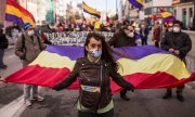 Des manifestants portant le drapeau de la Deuxième République à Madrid. (© picture-alliance/Alejandro Martinez Velez)