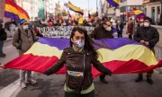 Demonstrators carrying the flag of the Second Spanish Republic in Madrid. (© picture-alliance//Alejandro Martinez Velez)
