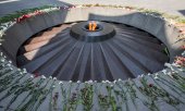 La flamme éternelle, au mémorial de Tsitsernakaberd, à Erevan. (© picture-alliance/Peter Langer)