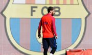 Lionel Messi in 2016 in front of the FC Barcelona crest. (© picture-alliance/dpa)