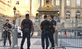 Police carrying out security checks in front of the Paris Palace of Justice on the first day of the trial. (© picture alliance/dpa/Maxppp/Franck Dubray)