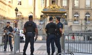 Полицейский кордон перед Дворцом юстиции в Париже в день начала процесса. (© picture-alliance/dpa/MAXPPP/Франк Дюбрай)