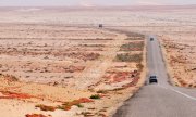 A road in Western Sahara. (© picture-alliance/dpa)