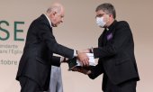 The head of the commission of inquiry, Jean-Marc Sauvé (left), hands the report to Éric de Moulins-Beaufort, president of the Bishops' Conference of France. (© picture alliance/Associated Press/Thomas Coex)