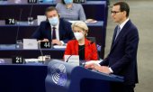 Премьер-министр правительства Польши Матеуш Моравецкий в ходе выступления в Европарламенте 19 октября 2021 года. (© picture-alliance/AP/Рональд Виттек)