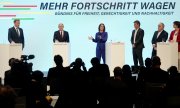 Olaf Scholz (SPD, soldan ikinci) kabinesinde Christian Lindner (FDP, soldan birinci) maliye bakanı, Annalena Baerbock (Yeşiller, ortada) dışişleri bakanı ve Robert Habeck (Yeşiller, sağdan üçüncü) başbakan yardımcısı olacak. (© picture alliance/dpa/Kay Nietfeld)