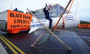 Viele Einkäufe am Black Friday werden online abgewickelt. Das Bild zeigt einen Protest gegen Amazon in Tilbury, Essex, am 26. November 2021. (© picture alliance/empics/Ian West)