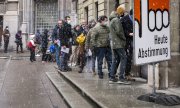 Fribourg'ta bir seçim lokali (28 Kasım).  (© picture alliance/KEYSTONE JEAN-CHRISTOPHE BOTT)
