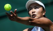 Peng Shuai im Jahr 2018 beim Aufschlag im Wimbledon-Turnier. (© picture alliance/Xinhua News Agency/Tang Shi)