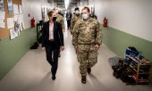 Mette Frederiksen Eylül 2020'de Estonya'daki Danimarkalı askerleri ziyareti sırasında. (© picture alliance / Ritzau Scanpix / Mads Claus Rasmussen)