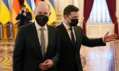 Scholz (left) at his meeting with Zelensky. (© picture alliance/dpa/Kay Nietfeld)