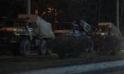 Russische Panzerfahrzeuge in der Nacht auf den 24. Februar in Donezk. (© picture alliance / AA / Stringer)