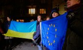 Demonstrators hold up the Ukrainian and European flags in Kraków. (© picture alliance/ZUMAPRESS.com/Omar Marques)