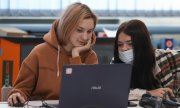 Youths attending a course at the Promdesignkvantum laboratory of the Kvantorium 42 children's technopark in Kemerovo, December 2021. (© picture alliance/dpa/TASS/Maxim Kiselev)