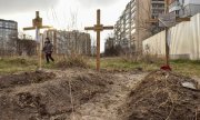 Makeshift graves in Bucha. (© picture alliance / EPA / OLEG PETRASYUK)