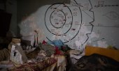 Anweisungen zum Überleben im Falle eines Atomkrieges in einem Bunker in Kyjiw. (© picture alliance/abaca/Lafargue Raphael)