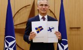 NATO Genel Sekreteri Stoltenberg 18 Mayıs 2022'de elinde başvurularla. (© picture alliance / ASSOCIATED PRESS / JOHANNA GERON)