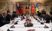 Cumhurbaşkanı Erdoğan, Mart 2022'de Ukrayna ile Rusya arasında gerçekleştirilen müzakereleri yönetirken. (© picture alliance / ASSOCIATED PRESS)