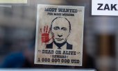 Антипутинский плакат в Праге, 9 апреля 2022 года. (© picture alliance/dpa-Zentralbild/Штефан Шульц)