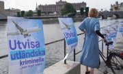 "Преступников-иностранцев - высылать без разговоров!" - предвыборный плакат правопопулистской партии Шведские демократы. (© picture alliance/Jörg Carstensen/Йорг Карстенсен)