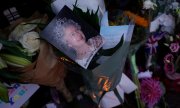 Flowers were laid by mourners outside Buckingham Palace, and messages of condolence poured in from around the world. (© picture-alliance/dpa)