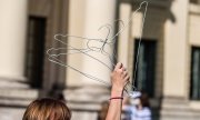 The clothes hanger is a protest symbol against the illegalisation of abortion. (© picture alliance/ZUMAPRESS.com/Sachelle Babbar)