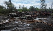 İzyum yakınlarında terk edilmiş Rus tankları. (© picture alliance / ASSOCIATED PRESS / Iryna Rybakova)