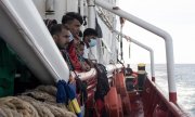 Passengers on the Ocean Viking on November 10. (© picture alliance/ASSOCIATED PRESS/Vincenzo Circosta)