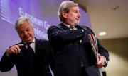 EU Commissioners Hahn (right) and Reynders. The disbursement of aid from the Recovery Plan for Europe is also linked to reforms. (© picture alliance / EPA / OLIVIER HOSLET)