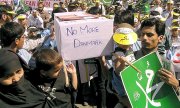 Protests against the republication of the cartoons in Pakistan in 2008. (© picture-alliance/ dpa / epa Khan)