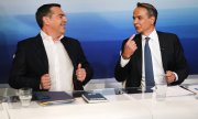 Çipras (solda) ve Miçotakis, 10 Mayıs 2023'te gerçekleşen TV tartışmasında. (© picture alliance / EPA / ORESTIS PANAGIOTOU)