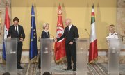 Demonstrative unity: (from left) Dutch Prime Minister Mark Rutte, EU Commission President Ursula von der Leyen, Tunisian President Kais Saied and Italian Prime Minister Giorgia Meloni. (© picture alliance / ASSOCIATED PRESS / Uncredited)